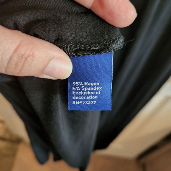 Elegant Black Sleeveless Dress - Picture 6 of 7